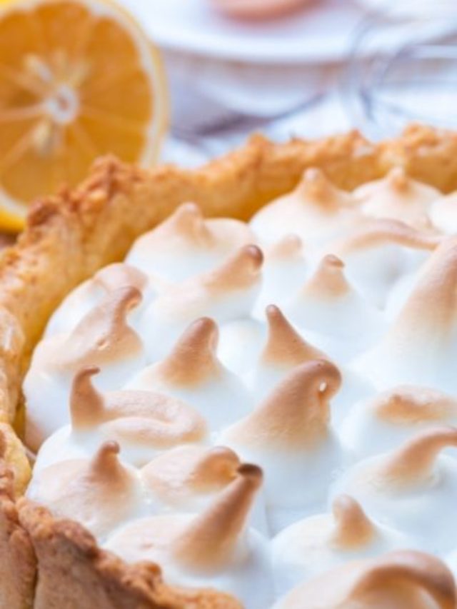 Hoje temos por aqui uma maravilhosa Torta de Limão com Suspiro.O recheio fica cremoso e...