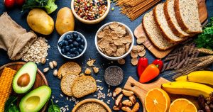 ingestão de alimentos ricos em fibras, como cereais, legumes e frutas.