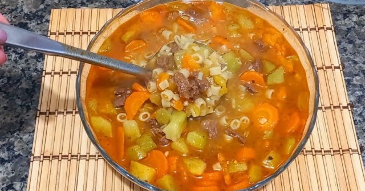 Sopa de Macarrão com Carne e Legumes