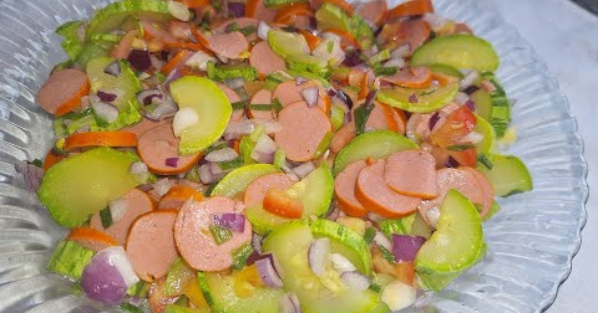 Salada de Abobrinha com Salsicha é uma Receita Diferente Deliciosa e Versátil