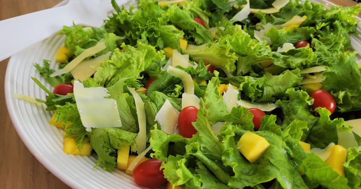 salada verde com manga e lascas de parmesão