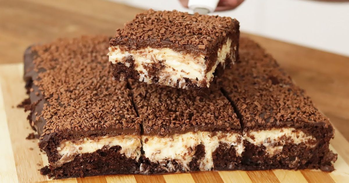 Bolo de Chocolate Que Sai Recheado com Recheio de Prestígio do Forno Finalizado de Ganache