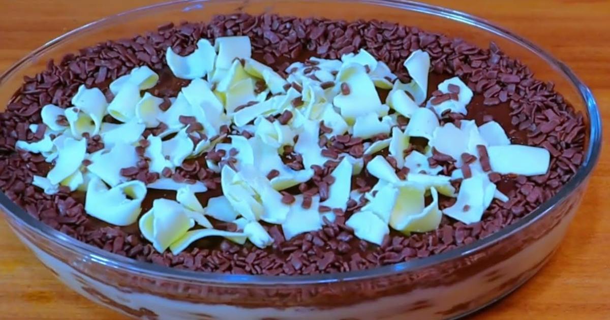 Sobremesa Gelada de Chocolate e Biscoitos com Uma Textura Cremosa e Preparo Fácil