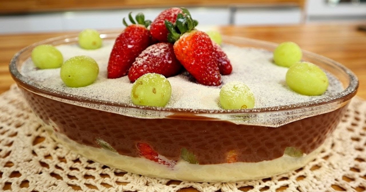 Sobremesa na Travessa de Creme com Chocolate, Uva e Morango