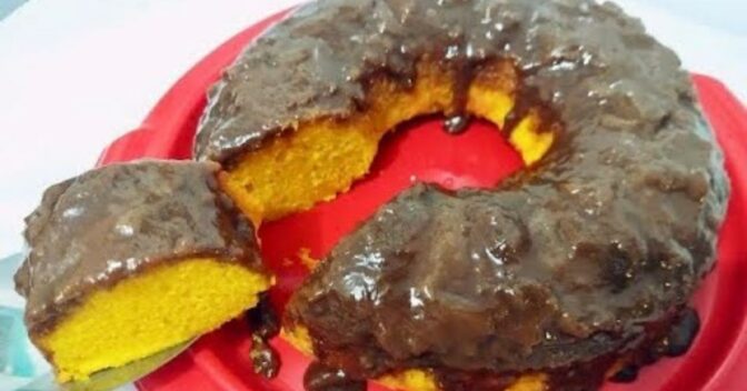 Bolos: Bolo de Cenoura Que Já Sai Com Cobertura do Forno Super Fácil de Fazer