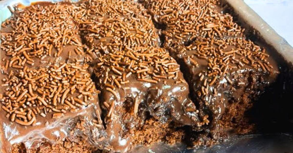Bolo de Chocolate Fofinho de Liquidificador Com Cobertura Cremosa que Nem Precisar Molhar a Massa