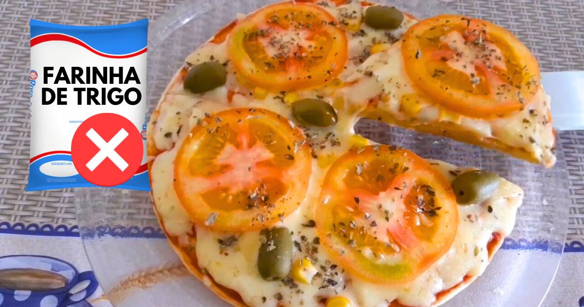 Pizza sem trigo preparada na frigideira com mussarela, tomate e azeitonas.