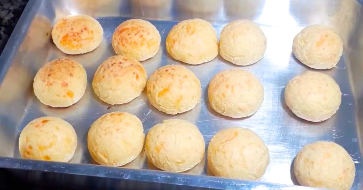 Pão de Queijo Mineiro Fácil e Delicioso Quer aprender a fazer um pão de queijo...