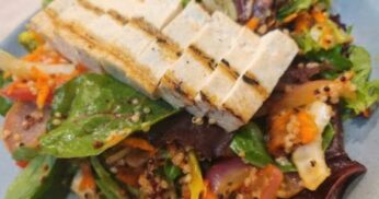 Nutritiva e Cheia de Sabor: Aprenda a Fazer Salada com Tofu e Surpreenda a Todos