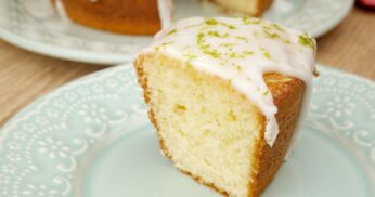 Bolo de Limão Fofinho com Cobertura Cremosa Fácil e Irresistível