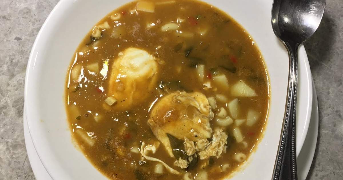 Sopa de Feijão com Ovos para um Jantar Simples e Leve