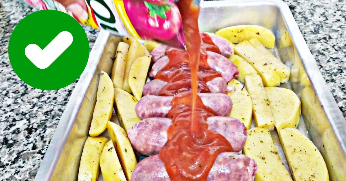 Batata com linguiça ao forno pronta para servir