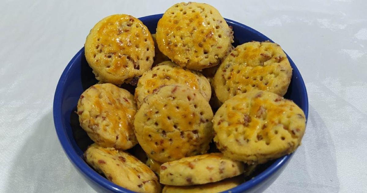 Os biscoitos de calabresa são uma opção irresistível para quem adora petiscos saborosos e crocantes....