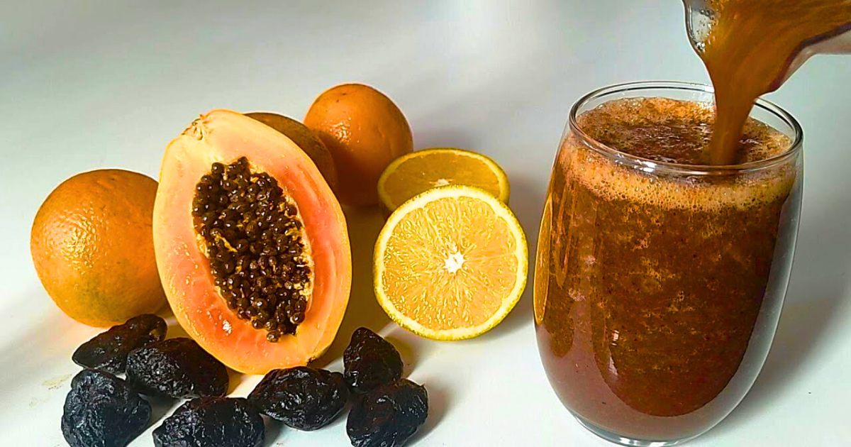 Suco natural de laranja, mamão e ameixa para aliviar prisão de ventre.