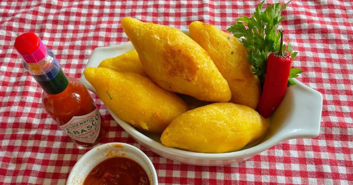 Bolinho caipira e crocante com recheio de frango