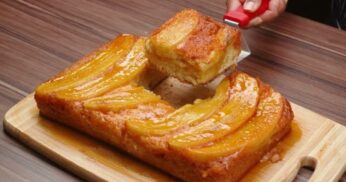 Bolo de banana caramelizado super fofinho e fácil de fazer