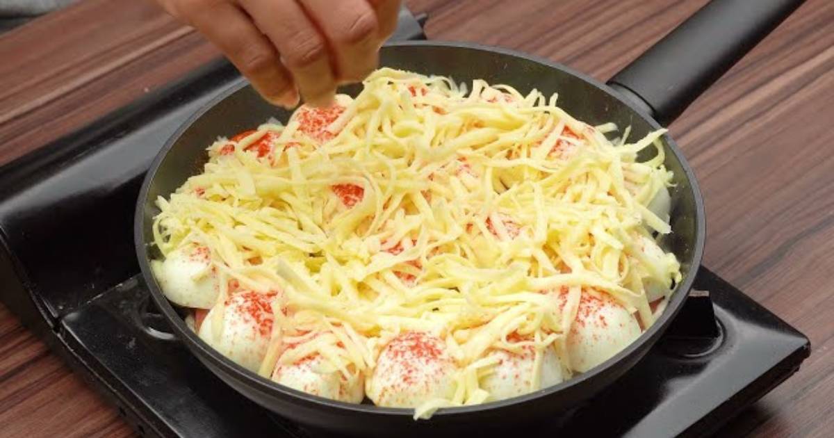 Ovos surpreendentes com tomate pimentão e queijo