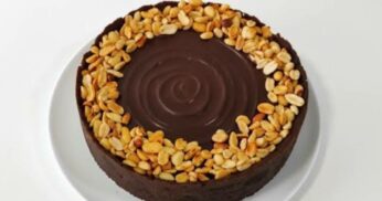 Torta Snickers irresistível com camadas de chocolate e caramelo