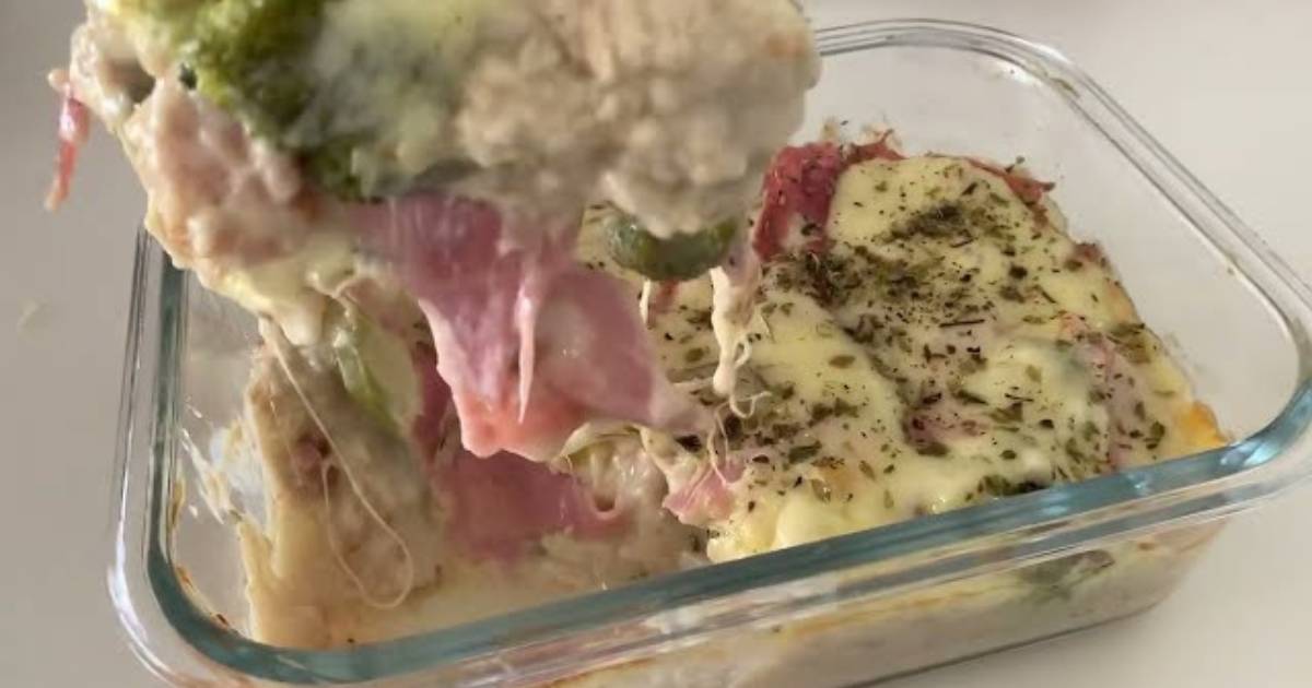 Travessa cremosa de brócolis com bacon e molho branco