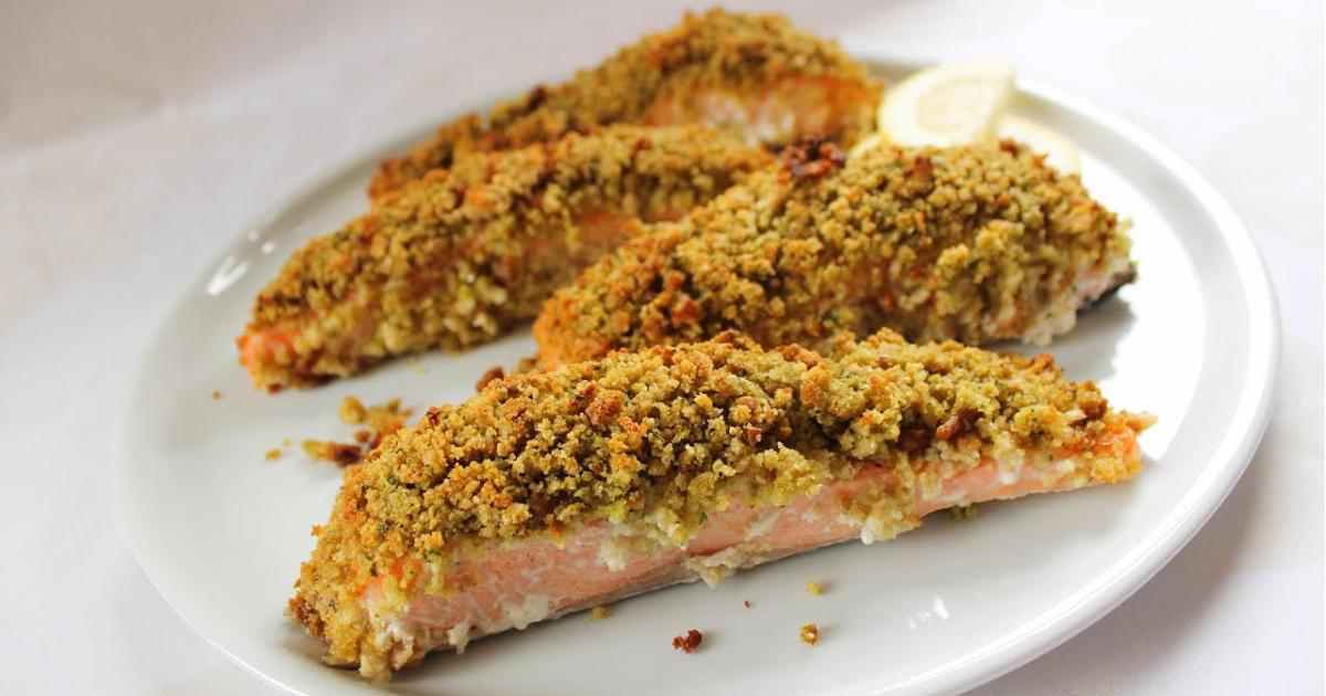 salmão no forno com crosta de broa e ervas