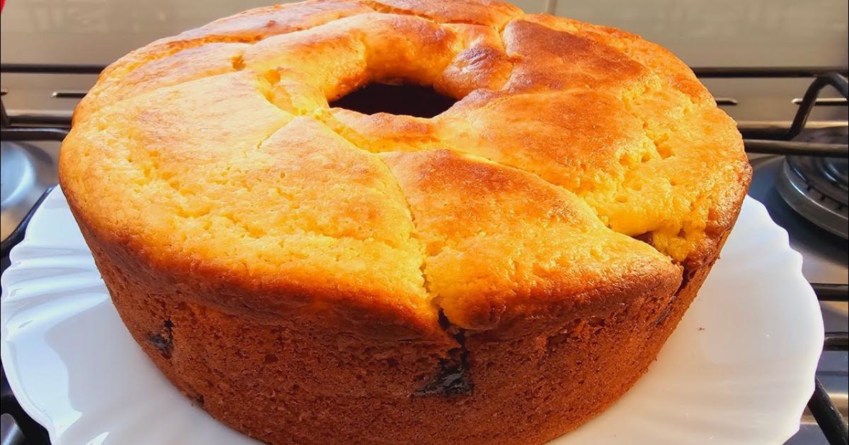 Procurando uma receita que impressione? O bolo de fubá com leite quente e goiabada é...