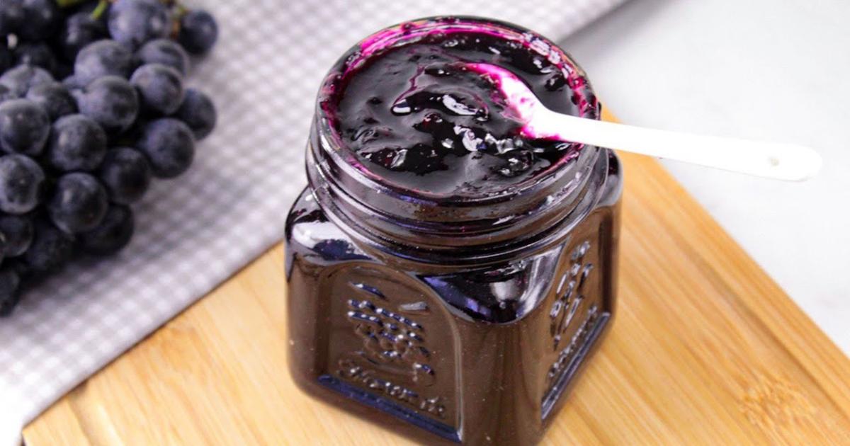 A geleia de uva caseira é uma opção deliciosa para desfrutar o sabor concentrado da...