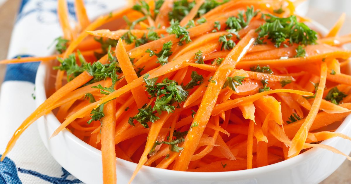 Para quem busca uma salada simples e diferenciada, eu sugiro essa salada apenas de cenoura...