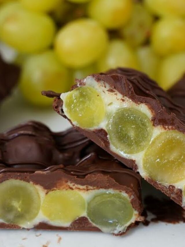 A Sobremesa Bombom Surpresa de Uva é uma delícia que combina a cremosidade do brigadeiro...