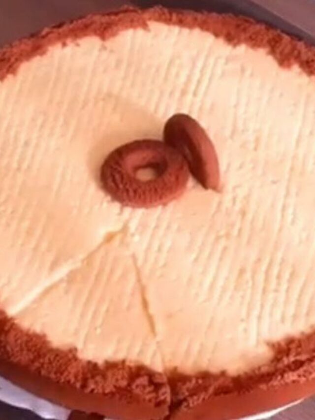 Feita com uma base crocante de biscoito e um recheio cremoso de abacaxi, a torta...