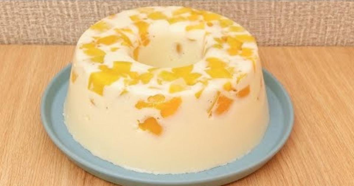 O pudim de pêssego em calda de limão é uma deliciosa sobremesa que combina a...