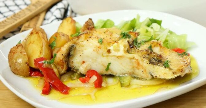 Peixes: Bacalhau ao Forno com Batatinhas e Pimentos um Sabor Tradicional, Praticidade e Carinho