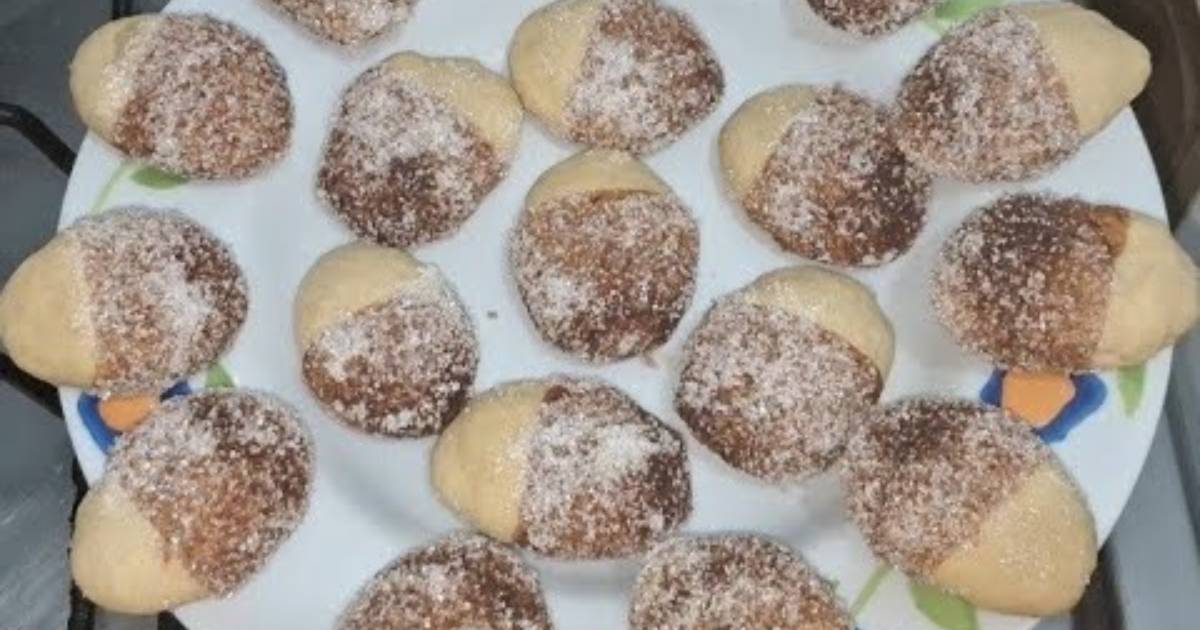 Os biscoitos Monteiro Lopes são biscoitos caseiros crocantes por fora e macios por dentro, cobertos...