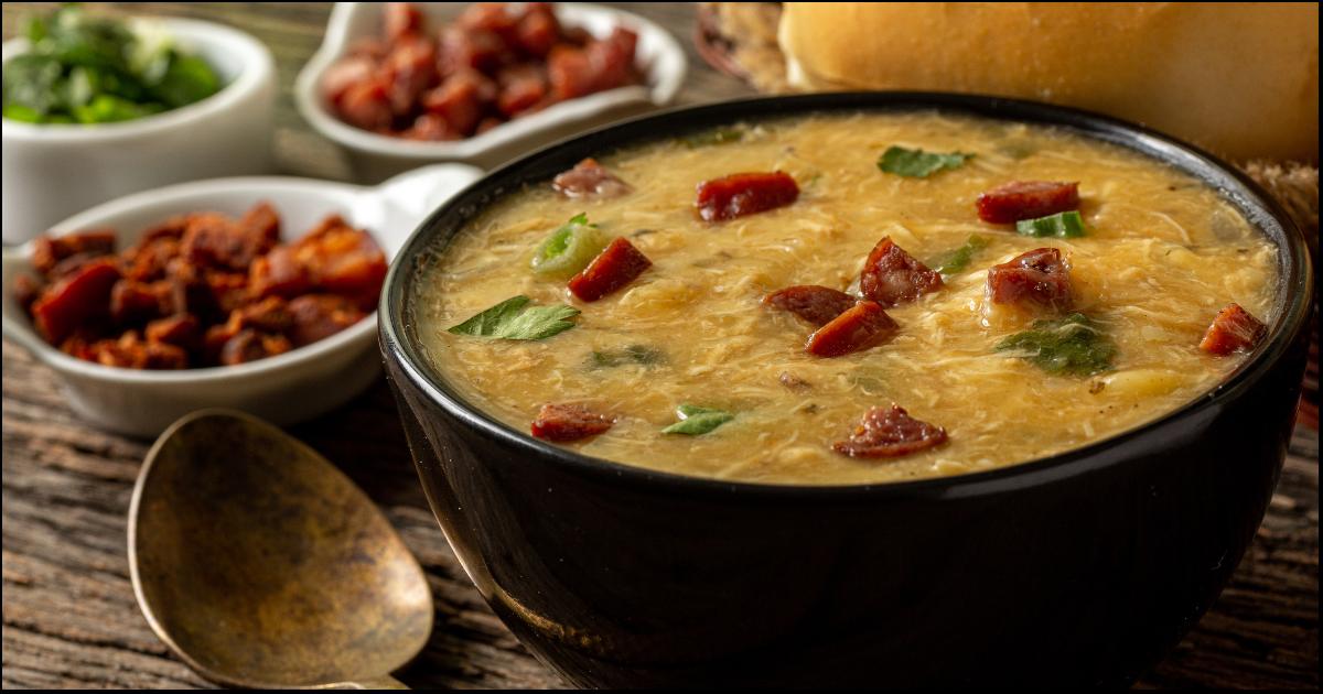 Caldo de feijão cremoso, prático e cheio de sabor para os dias frios....