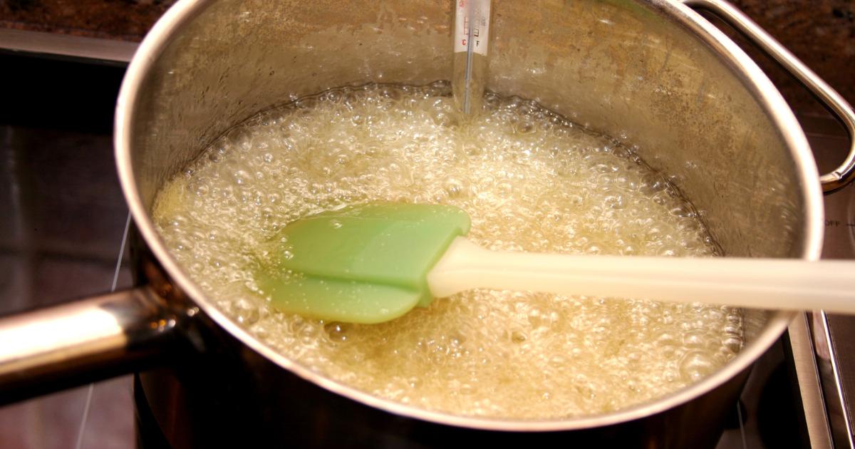 Receita simples de doce de abacaxi em calda, ideal para bolos e sobremesas....