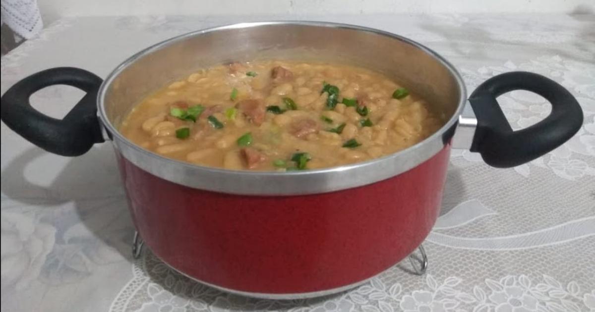 Descubra Como Fazer um Feijão Branco com Linguiça Paio Irresistível!