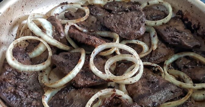 Carnes: Fígado Acebolado Macio Simples Rápido e Fácil de Fazer