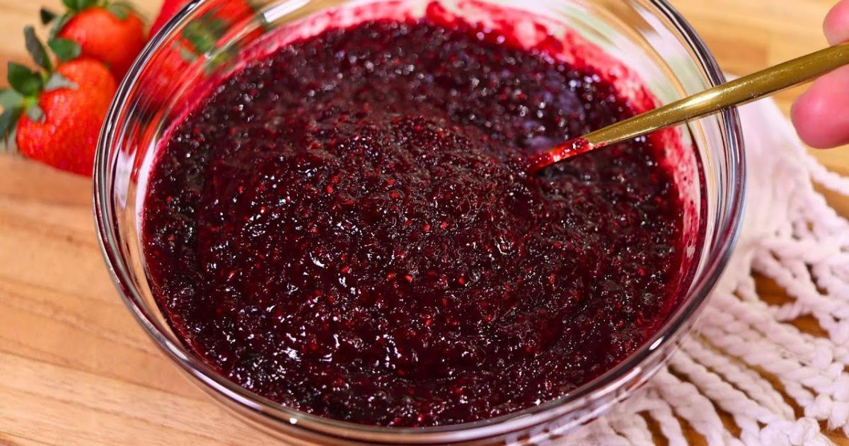 Geleia caseira de frutas vermelhas perfeita para recheios, coberturas e sobremesas....