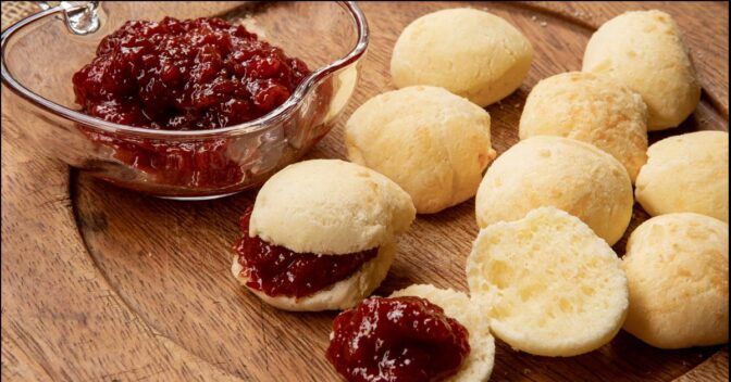 Patês: Surpreenda-se com Pão de Queijo Recheado com Goiabada! Veja Como Fazer!