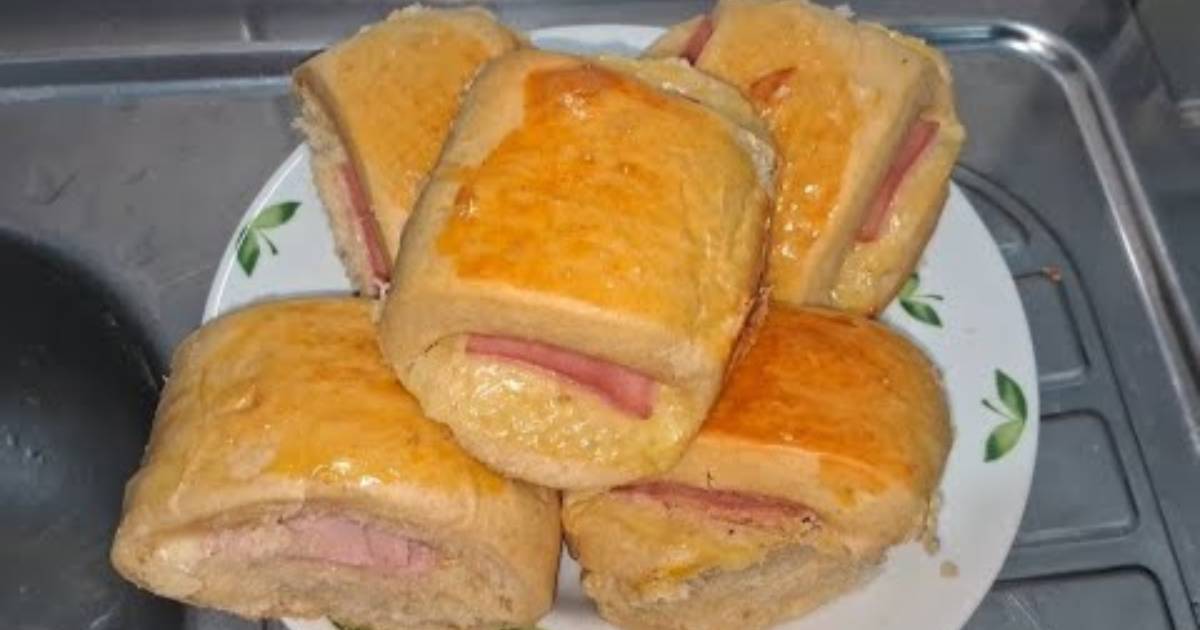 Essa receita de pãozinho recheado com queijo e presunto é perfeita para um lanche caseiro...