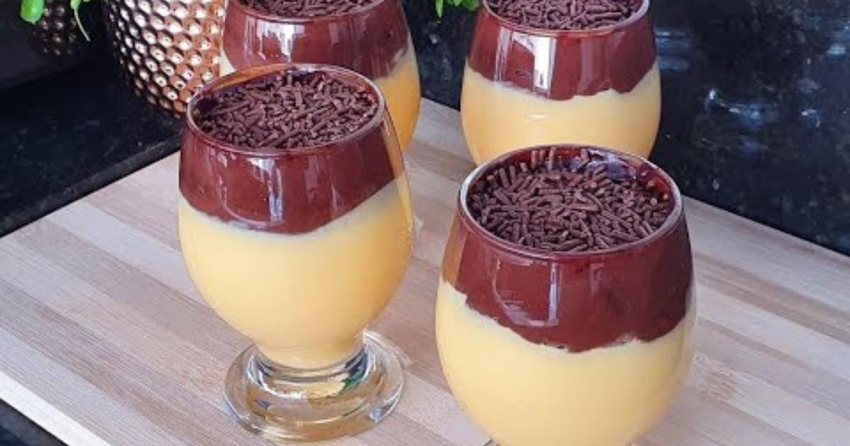 Sobremesa rápida de mousse de maracujá com cobertura de chocolate, prática, cremosa e perfeita para...