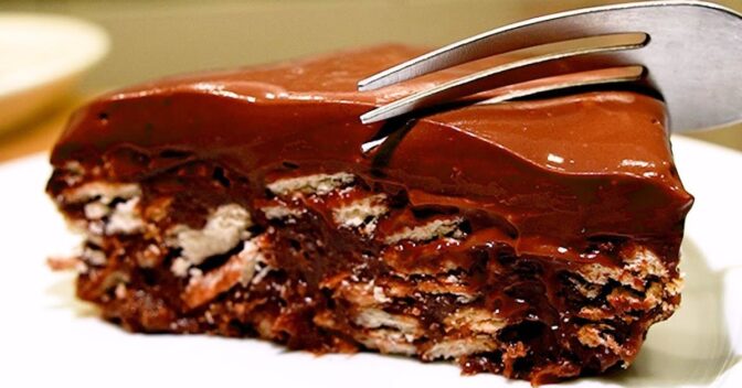 Natal: Coloca essa Receita de Torta de Chocolate com Biscoito Simples no Topo da sua Lista de Natal