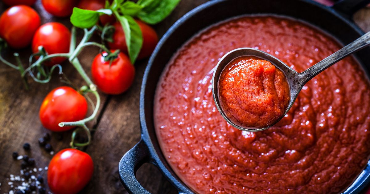 Aprenda técnicas eficazes para reduzir a acidez do molho de tomate e garantir sabor equilibrado!...