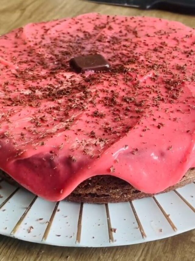 Receita de bolo de chocolate sem leite, fofinho e fácil, com cobertura deliciosa de gelatina....