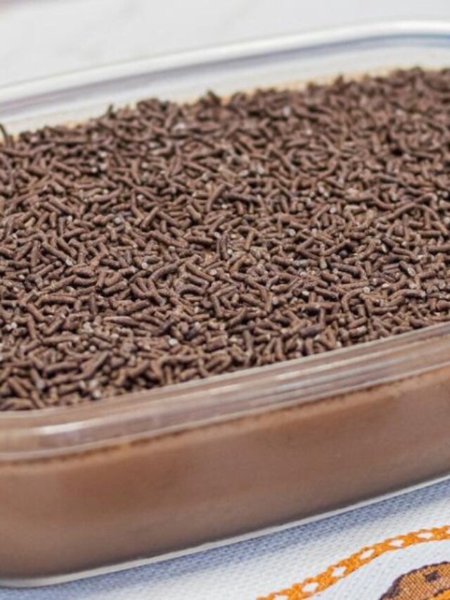 O brigadeirão cremoso gelado de travessa é uma sobremesa deliciosa, fácil de preparar e perfeita...