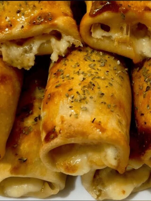 O Enroladinho de Salsicha com Massa de Pastel é uma opção deliciosa e prática para...