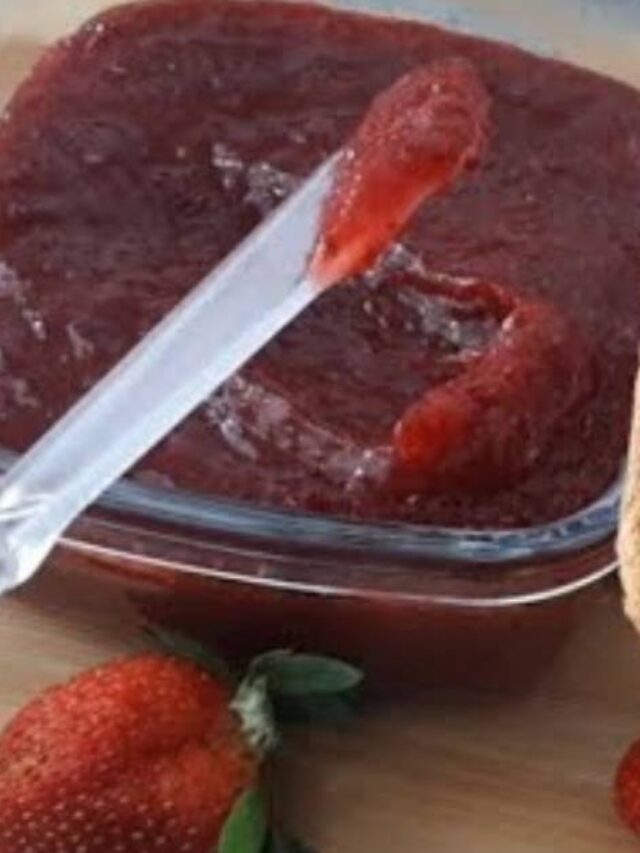 Geleia de morango caseira fácil, com apenas 3 ingredientes, perfeita para pães, torradas e sobremesas....