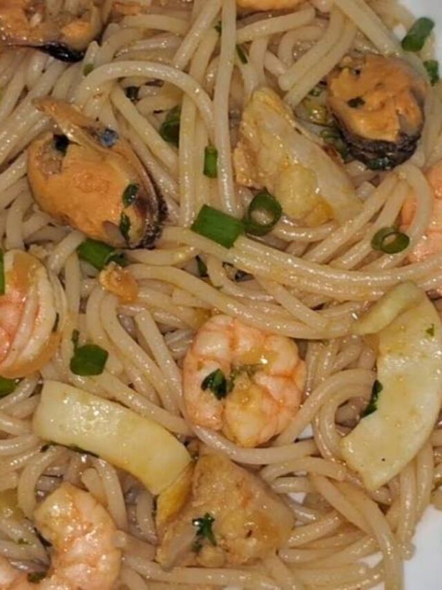 Macarrão com frutos do mar, incluindo camarão, lula, mexilhão e peixe. Receita rápida, saborosa e...