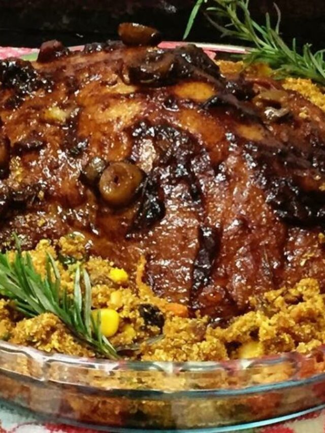 O pernil de porco na cerveja é um prato tradicional que combina a suculência da...