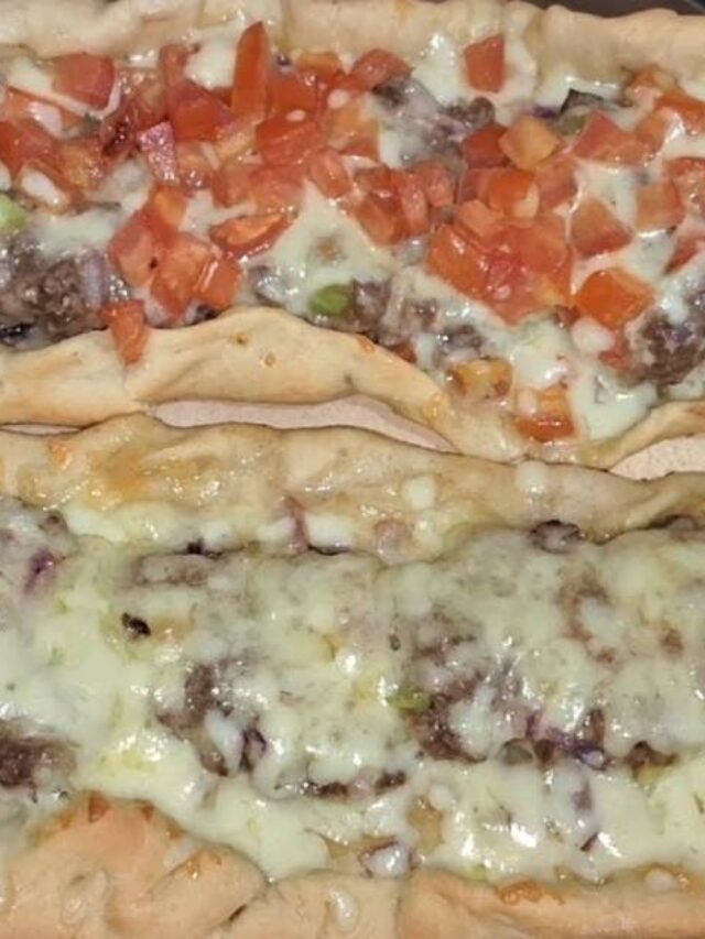 Pizza turca com massa leve, recheio de carne temperada e queijo, assada até ficar dourada...