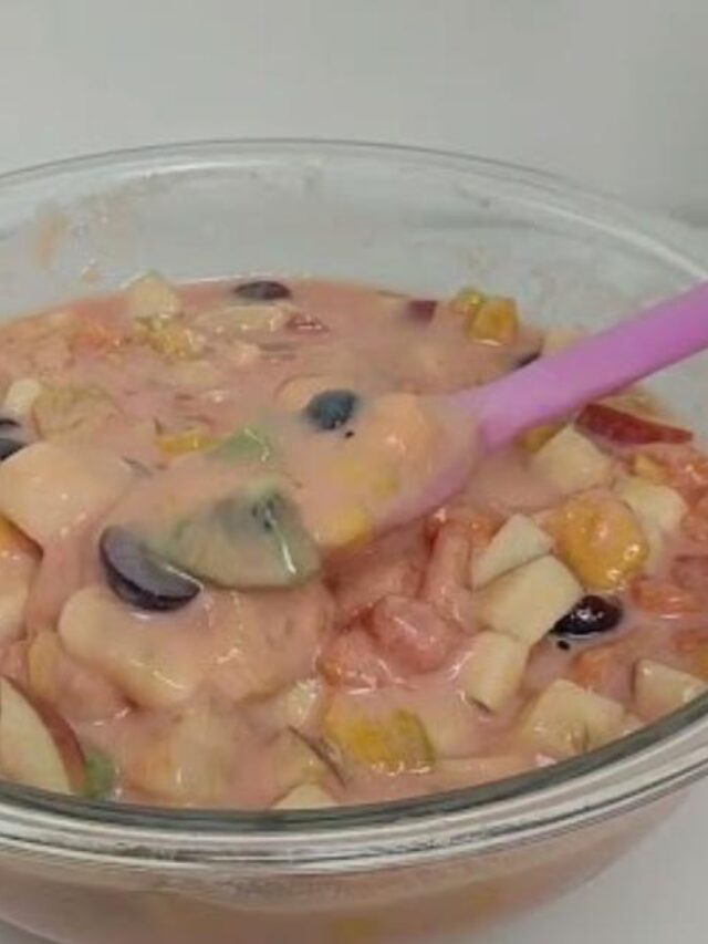 A Salada de Frutas Natalina com Calda de Morango é uma sobremesa refrescante e colorida,...
